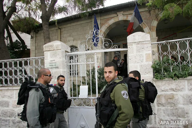 Israeli border policemen stand guards at the entrance of the French cultural center at Salahedin street in east Arab Jerusalem on December 17, 2009. Israeli police surrounded the French cultural centre, apparently to det...