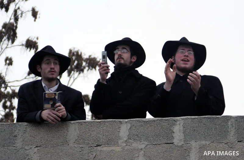 Tens of Israeli settlers and ultra-Orthodox Jews pay a visit to the Jewish shrine of Atnaeil Ben Kinaz in a Palestinian neighbourhood in the divided city of Hebron in the occupied West Bank to pray at the sacred tomb on...