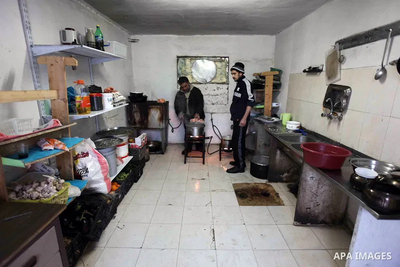 Palestinian Hamas make food in their cell at Hebron Prison in the West Bank city of Hebron, 25 January 2010. Palestinian security forces have stopped torturing Hamas prisoners on 25 January, ending two years of systemati...