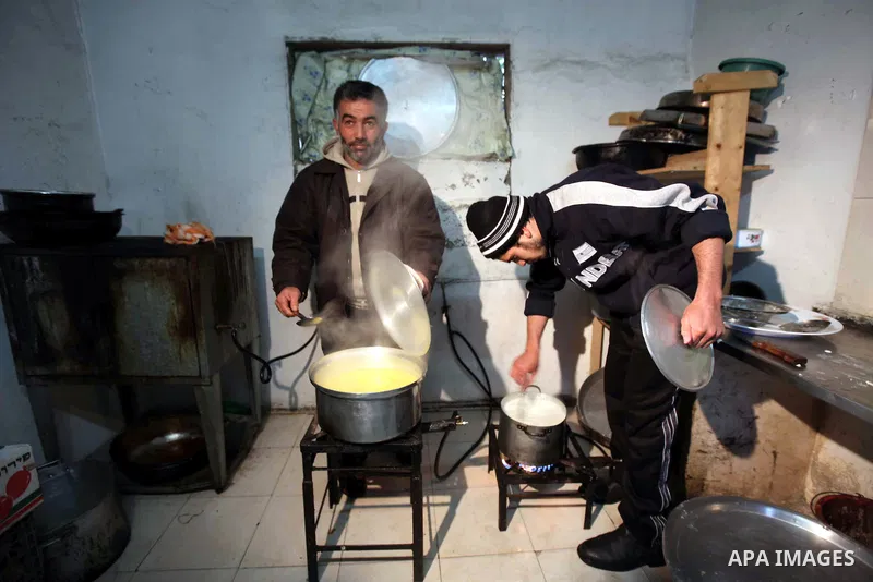 Palestinian Hamas make food in their cell at Hebron Prison in the West Bank city of Hebron, 25 January 2010. Palestinian security forces have stopped torturing Hamas prisoners on 25 January, ending two years of systemati...