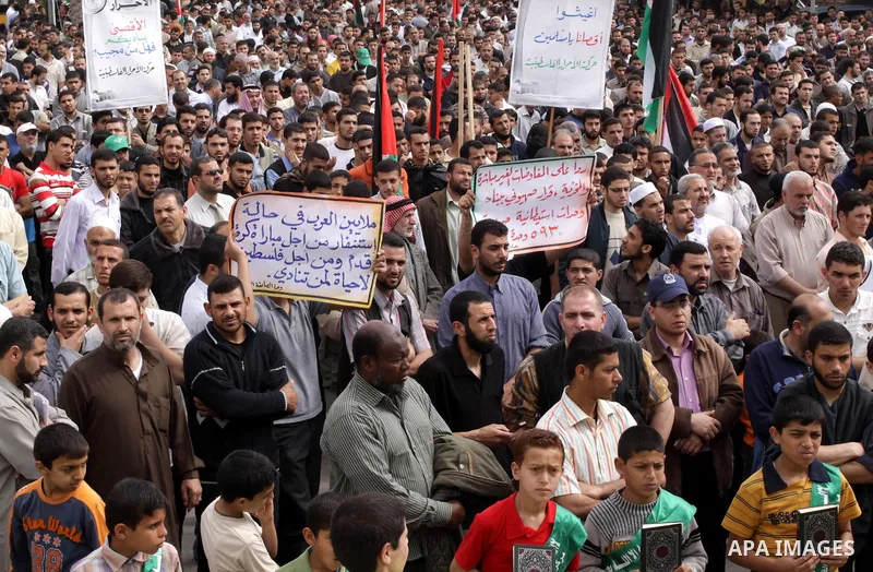 Palestinians attend a rally in Gaza City to show solidarity for the Al-Aqsa mosque in Jerusalem March 12, 2010. Clashes on March 5 between Palestinians and Israeli forces at Jerusalem's flashpoint al-Aqsa mosque drew a c...