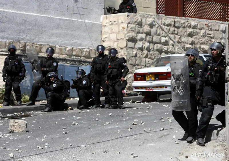 Israeli riot police aim their weapons at Palestinian Palestinian throwers during clashes in the Arab east Jerusalem neighbourhood of Silwan on April 25, 2010. Palestinian protesters clashed with Israeli police as dozens...