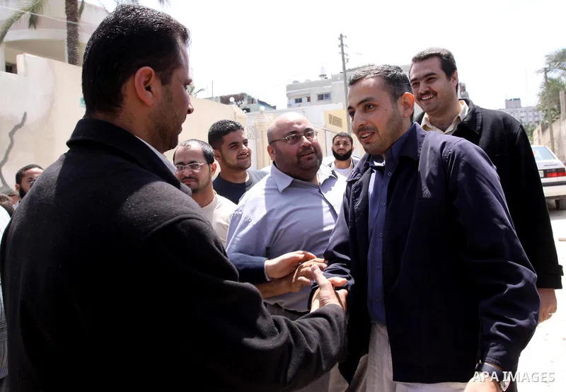 Released Palestinian prisoner Tarek Al_Easawy is welcomed by Palestinian relatives after his arrival to his house in Gaza City April 25, 2010. According to a Palestinian official in Gaza, Al_Easawy was released after ser...