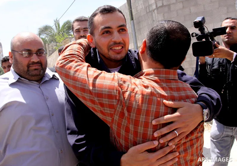 Released Palestinian prisoner Tarek Al_Easawy is welcomed by Palestinian relatives after his arrival to his house in Gaza City April 25, 2010. According to a Palestinian official in Gaza, Al_Easawy was released after ser...