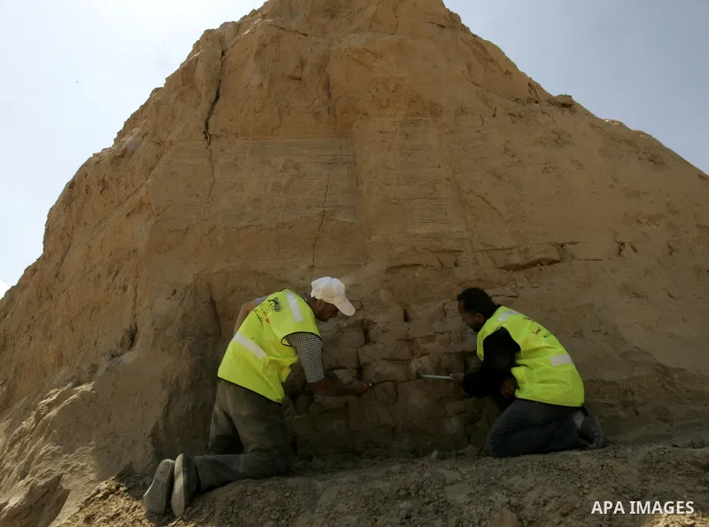 Palestinian workers are looking for archeology, while the Ministry of Tourism in the Gaza Strip provides some classes and the effects of mineral in the town of Tal Zo'rob western Rafah near the border with Egypt in the s...