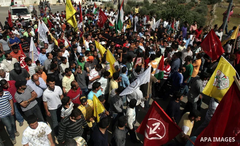 Palestinian mourners carry the body of Ayssar Yasser al-Zaben, 16, during his funeral in the West Bank village of Mazra ash Sharqiya, near Ramallah, on May 14, 2010, An Israeli settler shot dead the 16-year-old Palestini...