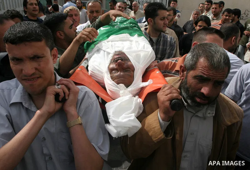Palestinian relatives of Foad Abu Matar mourn during his funeral in Beit Lahya on the northern Gaza Strip May 15, 2010. Israeli troops shot dead the elderly Palestinian close to the border fence between the Gaza Strip an...