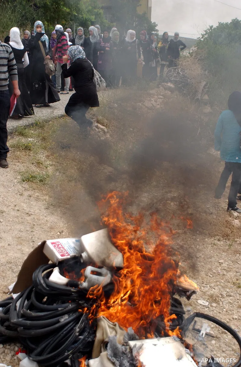 Palestinians burn the Jewish settlements products, in the west Bank city of Salfit on May 18, 2010. Photo by Wagdi Eshtayah