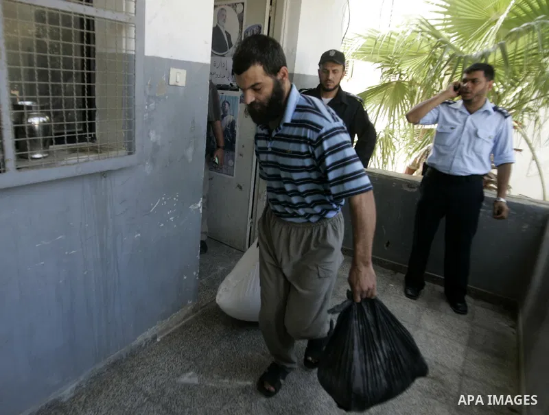 A Palestinian prisoner receives a sack of flour at a Hamas-run prison in Rafah on the southern Gaza Strip May 20, 2010. The Hamas ministry of social affairs said it began distributing food supplies among prisoners to be...