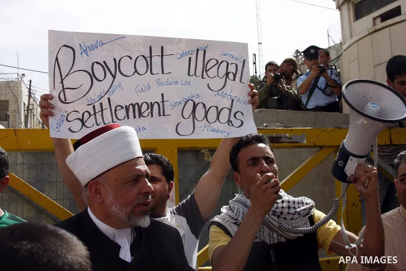Israeli left-wing activists and Palestinians protest against Jewish settlements and Shuhada street closing near Beit Romano settlement in the city center of the West Bank city of Hebron on May 22, 2010. Photo by Mamoun W...