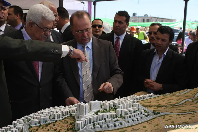 Palestinian President Mahmoud Abbas visits the Palestinian al-Reehan housing project near the West Bank city of Ramallah on June 28, 2010. Photo by Eyad Jadallah