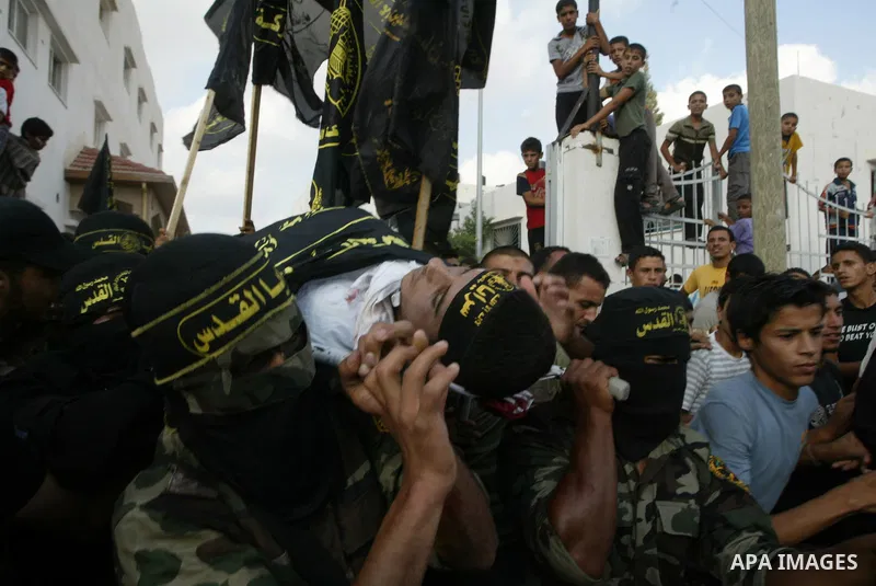 Palestinian mourners carry the body of Islamic Jihad militant Mohammed al-Kafarnah during his funeral in the town of Beit Hanoun in northern Gaza Strip July 21, 2010. Israeli shellfire killed al-Kafarnah and wounded seve...