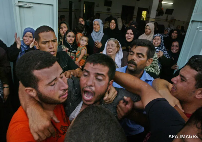 Palestinian relatives of Islamic Jihad militant Mohammed al-Kafarnah mourn during his funeral in the town of Beit Hanoun in northern Gaza Strip July 21, 2010. Israeli shellfire killed al-Kafarnah and wounded seven people...
