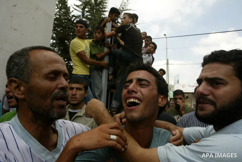 Palestinian relatives of Qassim al-Shinbari, a militant from the Popular Front for the Liberation of Palestine (PFLP), mourn during his funeral in the town of Beit Hanoun in northern Gaza Strip July 22, 2010. Israeli she...