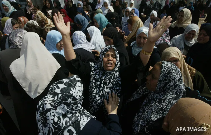 Palestinian relatives of Qassim al-Shinbari, a militant from the Popular Front for the Liberation of Palestine (PFLP), mourn during his funeral in the town of Beit Hanoun in northern Gaza Strip July 22, 2010. Israeli she...