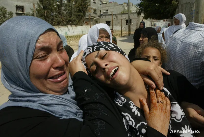 Palestinian relatives of Qassim al-Shinbari, a militant from the Popular Front for the Liberation of Palestine (PFLP), mourn during his funeral in the town of Beit Hanoun in northern Gaza Strip July 22, 2010. Israeli she...