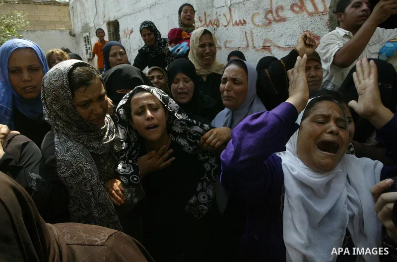 Palestinian relatives of Qassim al-Shinbari, a militant from the Popular Front for the Liberation of Palestine (PFLP), mourn during his funeral in the town of Beit Hanoun in northern Gaza Strip July 22, 2010. Israeli she...