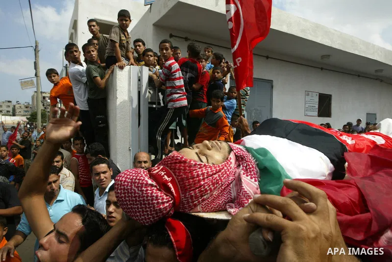 Palestinian relatives carry the body of Qassim al-Shinbari, a militant from the Popular Front for the Liberation of Palestine (PFLP), during his funeral in the town of Beit Hanoun in northern Gaza Strip July 22, 2010. Is...