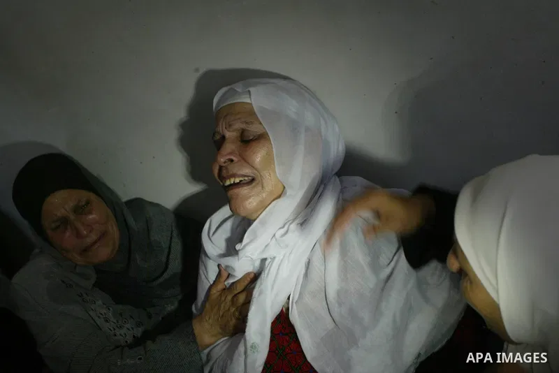 Relatives mourn Issa Batran, a Hamas military commander and rocket maker, during his funeral in al-Buraij camp in the central Gaza Strip July 31, 2010. An Israeli air strike killed Batran in the Gaza Strip, the Islamist...