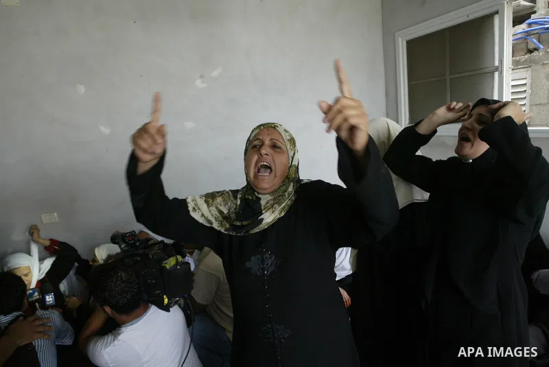 Relatives mourn Issa Batran, a Hamas military commander and rocket maker, during his funeral in al-Buraij camp in the central Gaza Strip July 31, 2010. An Israeli air strike killed Batran in the Gaza Strip, the Islamist...