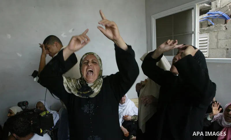 Relatives mourn Issa Batran, a Hamas military commander and rocket maker, during his funeral in al-Buraij camp in the central Gaza Strip July 31, 2010. An Israeli air strike killed Batran in the Gaza Strip, the Islamist...