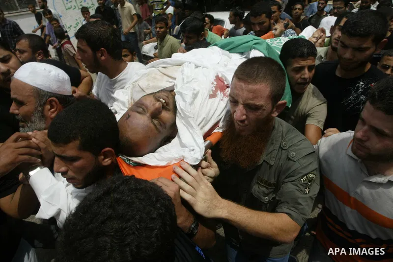 Palestinians carry the body of Issa Batran, a Hamas military commander and rocket maker, during his funeral in al-Buraij camp in the central Gaza Strip July 31, 2010. An Israeli air strike killed Batran in the Gaza Strip...