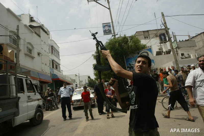 Relatives mourn Issa Batran, a Hamas military commander and rocket maker, during his funeral in al-Buraij camp in the central Gaza Strip July 31, 2010. An Israeli air strike killed Batran in the Gaza Strip, the Islamist...