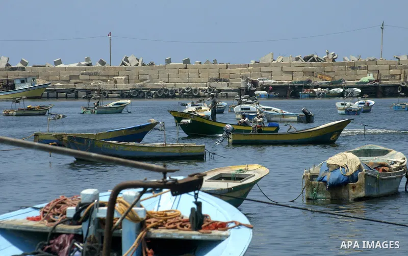 Palestinian men fish at the port of Gaza city on the sixth day of the holy month of Ramadan on August 16,2010. Photo by Ashraf Amra