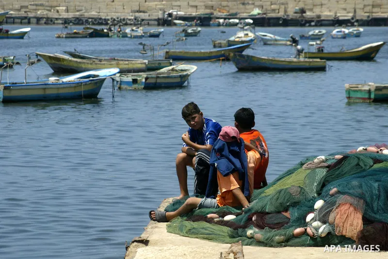 Palestinian boys enjoy swimming at the port of Gaza city on the sixth day of the holy month of Ramadan on August 16,2010. Photo by Ashraf Amra