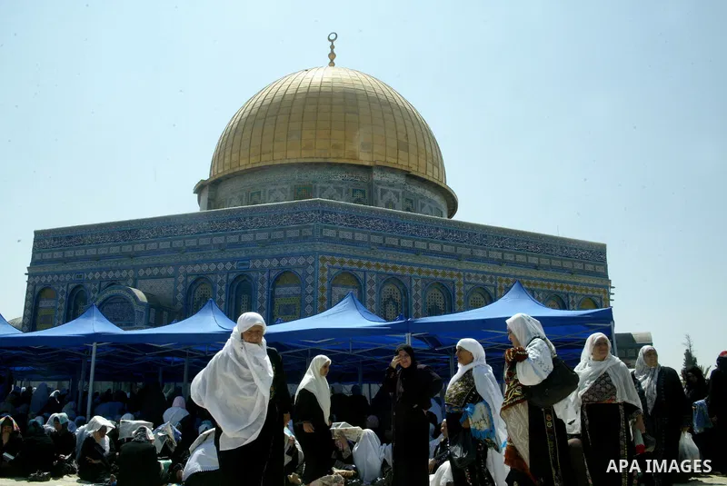 Palestinian worshippers attend Friday prayers outside the Dome of the Rock, in the Al-Aqsa mosque compound in Jerusalem, during the third Friday noon prayer of the holy fasting month of Ramadan on August 27, 2010. Photo...