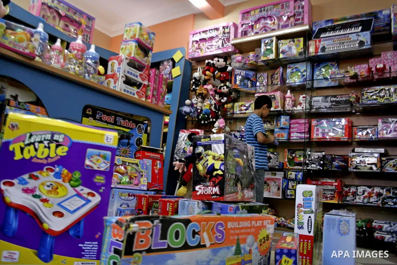 Palestinian child search for a toy at Gaza mall , in Gaza City on August 29,2010 . Photo by Yousef Deeb