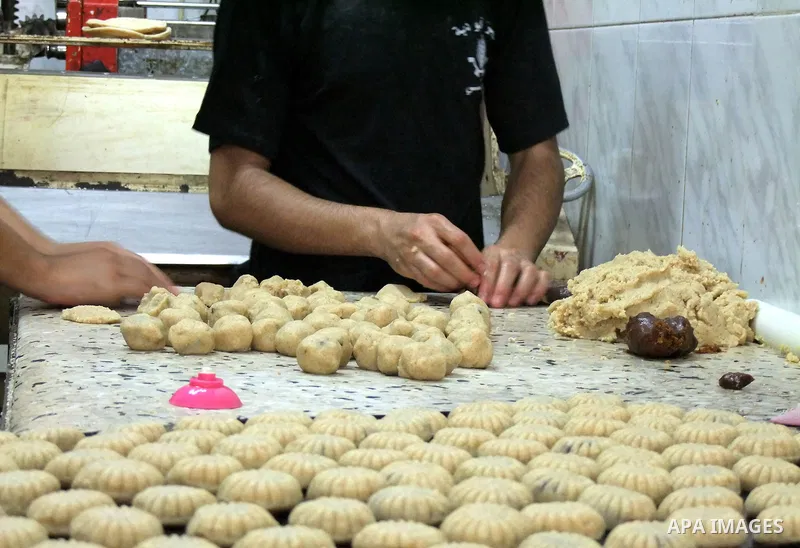 A Palestinian baker prepares mini-cakes at his bakery on September 6, 2010 Gaza city, as Muslims around the world prepare for the end of the holy month of Ramadan with the Eid al-Fitr holiday at the end of the week. Phot...