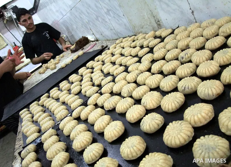 A Palestinian baker prepares mini-cakes at his bakery on September 6, 2010 Gaza city, as Muslims around the world prepare for the end of the holy month of Ramadan with the Eid al-Fitr holiday at the end of the week. Phot...