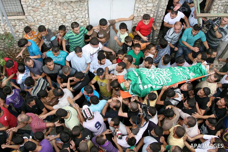 Mourners carry the body of Eyad Shilbaya, a 38-year-old local leader of the armed wing of the Islamist movement Hamas, who was shot dead by Israeli soldiers who was shot dead by Israeli soldiers on September 17, 2010 ins...