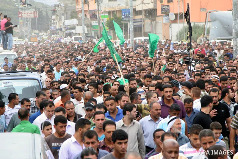 Mourners carry the body of Eyad Shilbaya, a 38-year-old local leader of the armed wing of the Islamist movement Hamas, who was shot dead by Israeli soldiers who was shot dead by Israeli soldiers on September 17, 2010 ins...