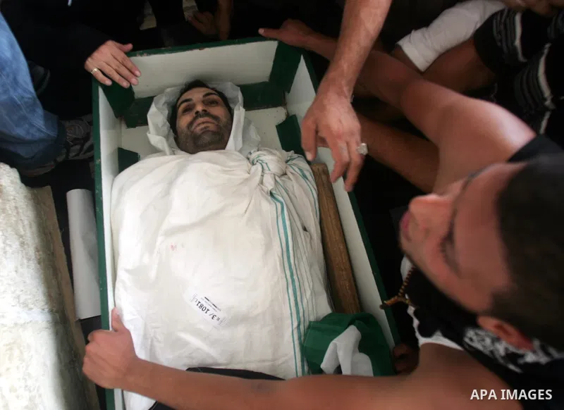 Palestinian mourners look at the body of Samir Serhan during his funeral precession on September 22, 2010 in the east Jerusalem neighborhood of Silwan after the Palestinian father of six was shot dead overnight by a Jewi...