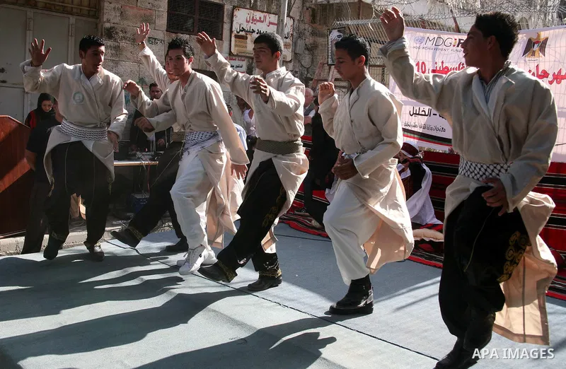 Palestinians take part in Palestinian Heritage day festival in the West Bank city of Hebron on October 07,2010. the festival was organized by Hebron rehabilitation committee and this festival is a part of Amar Ya Baladna...