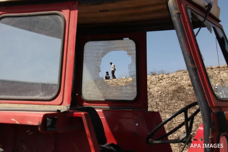 Jewish settlers attacked Palestinian farmers during pick olives in their agricultural fields in the West Bank village of Hawara, near Nablus on Oct. 10, 2010 . Photo by Wagdi Eshtayah