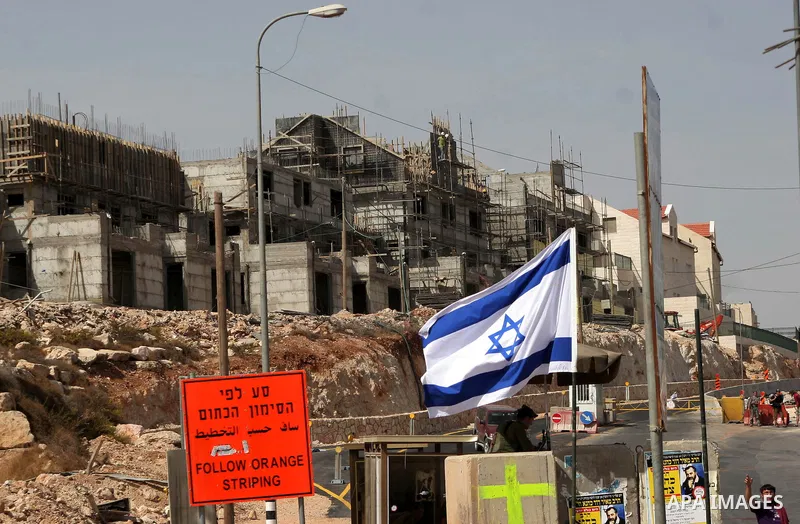 Palestinians work on a housing unit under construction site in settlement of Kiryat Arba , close to the West Bank town of Hebron , on Oct 17,2010 . Two days after reported plans to build 238 new settler homes in annexed...