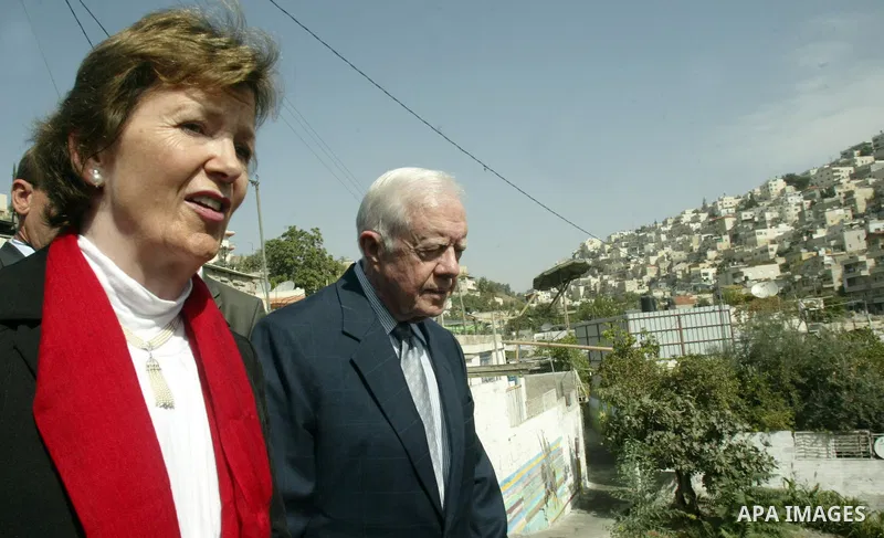 Members of the Elders Delegation, former US president Jimmy Carter, former Irish president Mary Robinson and Ela Bhatt ,leader of international labour, cooperative, women, and micro-finance movements, visit the flashpoin...