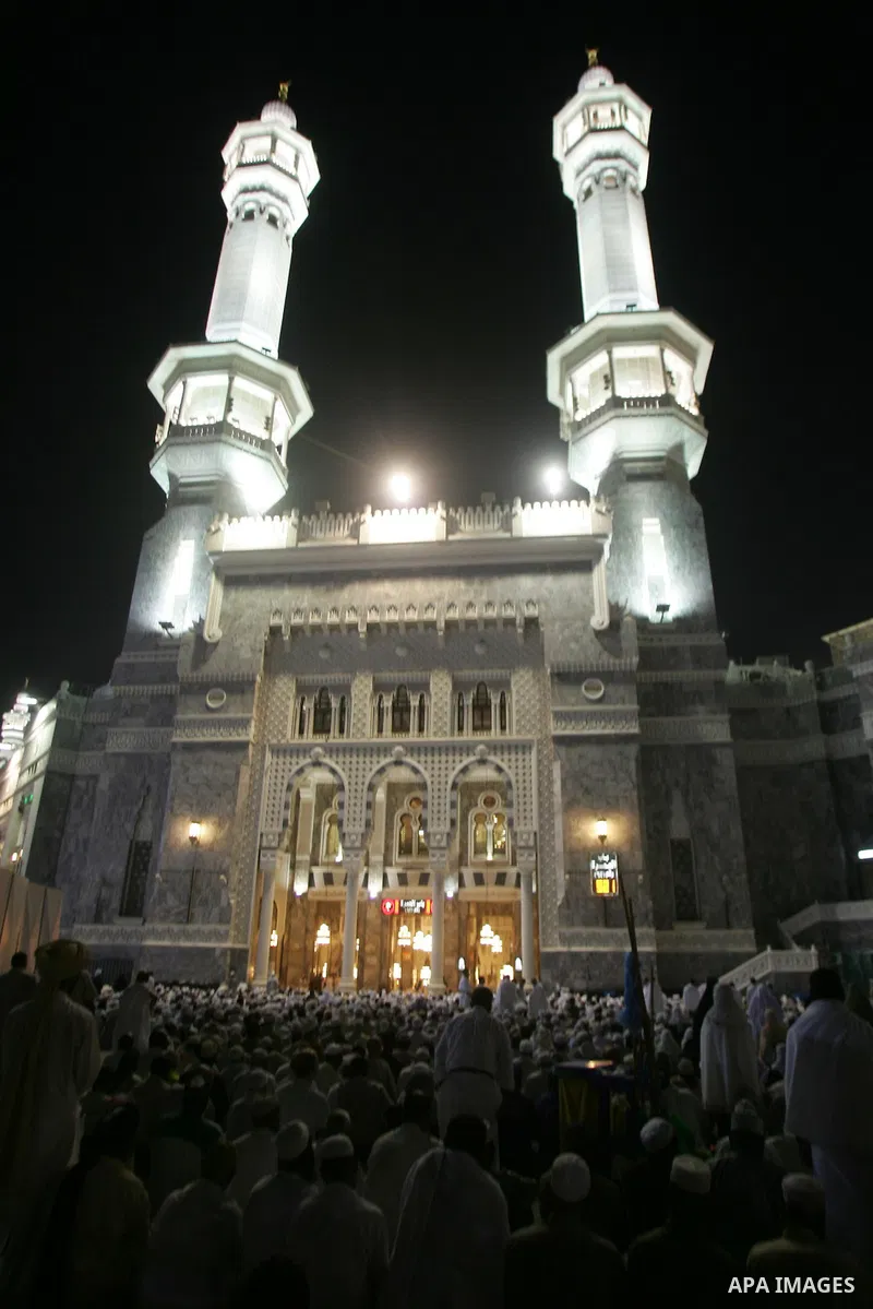 Muslim pilgrims walk outside the Grand Mosque during the annual Hajj in Mecca, Saudi Arabia, Nov 8, 2010. Some 2.5 million Muslims from more than 160 countries converge annually on the Islamic cities of Mecca and Medina...