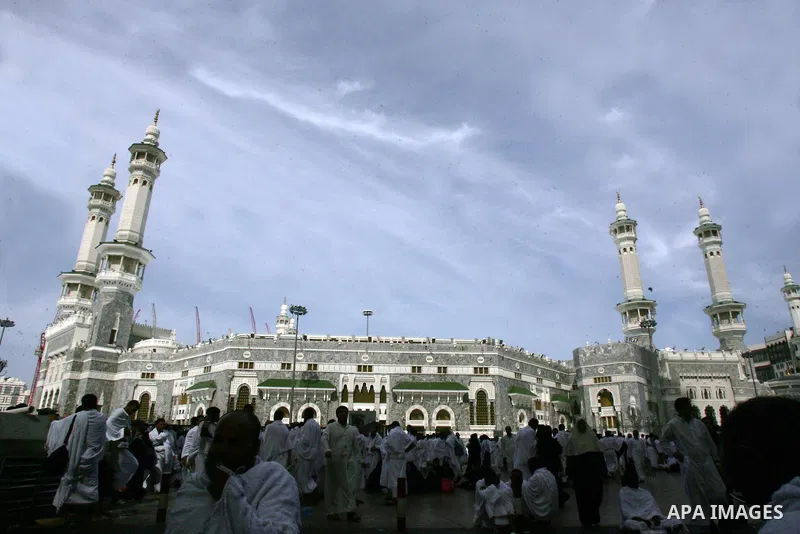 Muslim pilgrims walk outside the Grand Mosque during the annual Hajj in Mecca, Saudi Arabia, Nov 14, 2010. Some 2.5 million Muslims from more than 160 countries converge annually on the Islamic cities of Mecca and Medina...