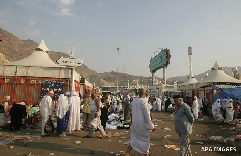 Muslim pilgrims after performing the "Jamarat" ritual, the symbolic stoning of Satan, in Mina near the holy city of Mecca on November 16, 2010 on the third day of the hajj, as Muslims worldwide marked the Eid al-Adha fes...