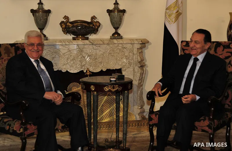 Palestinian President Mahmoud Abbas (Abu Mazen) meets with the Egyptian President Hosni Mubarak in Cairo on Dec 15,2010. Photo by Omar Rashidi
