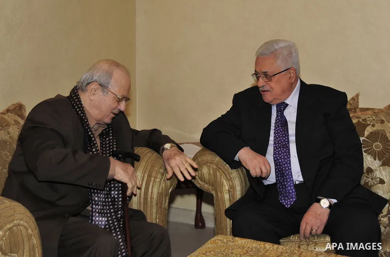 Palestinian President Mahmoud Abbas (Abu Mazen) meets with Farouk Kaddoumi in Amman on Dec 16,2010. Photo by Omar Rashidi