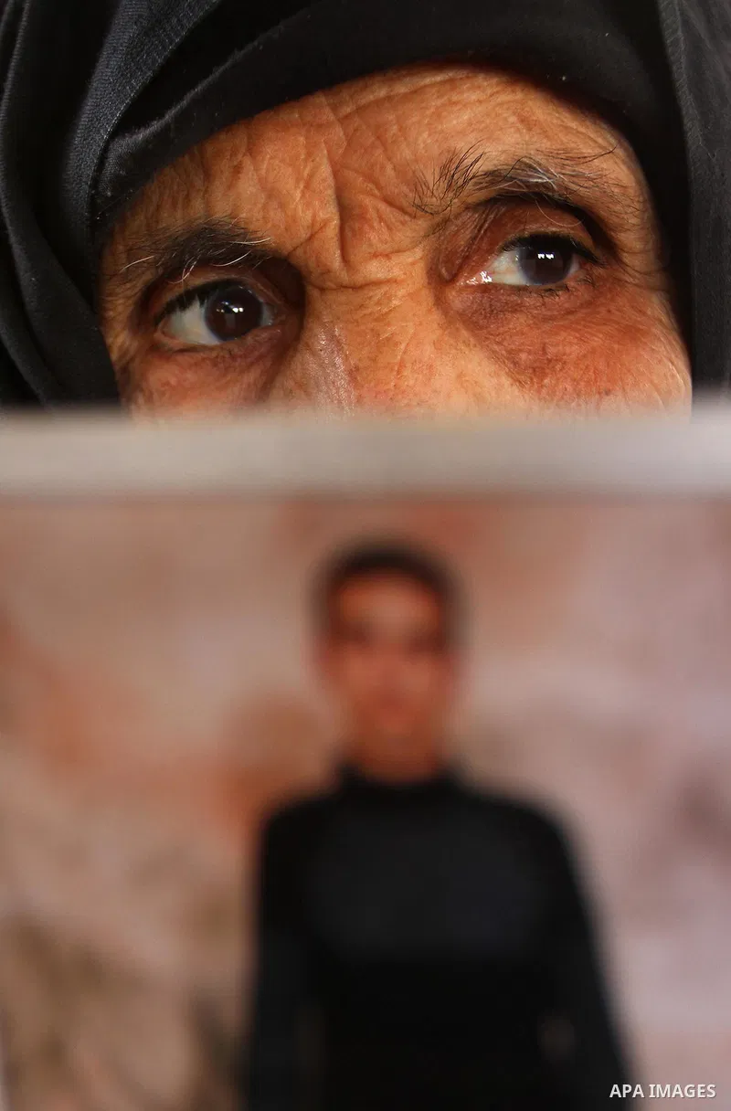 A Palestinian woman holds a picture of his jailed relative during a weekly protest demanding to liberate prisoners from Israeli jails at the Red Cross headquarters in Gaza City, on Dec. 20, 2010. Photo by Ashraf Amra