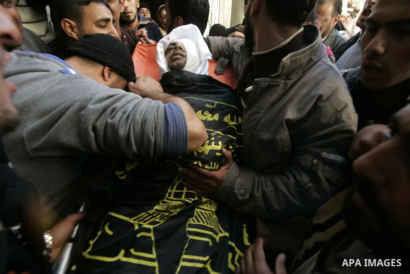 Relatives of Palestinian militant Mahmoud Al-Najar mourn during his funeral in Khan Younis in the southern Gaza Strip December 26, 2010. Israeli forces killed two Palestinian militants, one of them Al-Najar, in a fire fi...