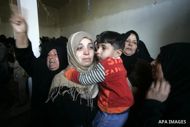 Relatives of Palestinian militant Mahmoud Al-Najar mourn during his funeral in Khan Younis in the southern Gaza Strip December 26, 2010. Israeli forces killed two Palestinian militants, one of them Al-Najar, in a fire fi...