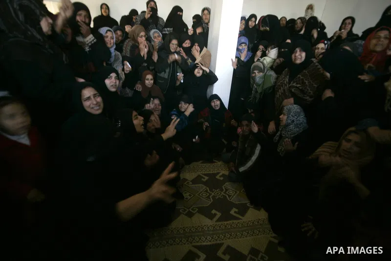 Relatives of Palestinian militant Mahmoud Al-Najar mourn during his funeral in Khan Younis in the southern Gaza Strip December 26, 2010. Israeli forces killed two Palestinian militants, one of them Al-Najar, in a fire fi...