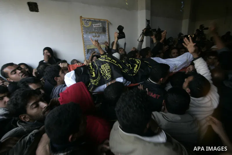 Palestinian carry the bode Mahmud Alnajjar fighter of Islamic Jihad during their funeral in Khan Yunis, southern Gaza Strip on December 26, 2010. Israeli forces killed two Palestinian militants Sunday morning in armed cl...